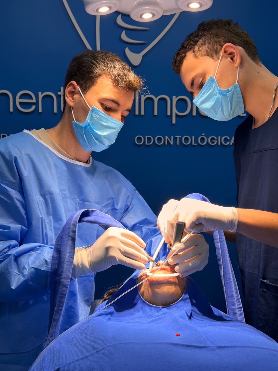 Dr. Vieira em procedimento cirúrgico, Authentic Implantes